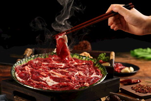 热气腾腾的美味涮牛肉