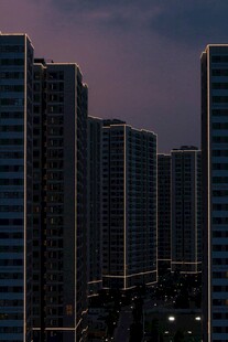 夜幕下的高楼建筑群