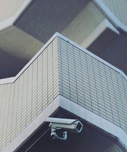 屋顶角落的监控摄像头