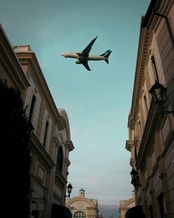 城市上空的飞机掠影
