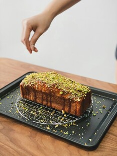 手撒配料的美味长条蛋糕