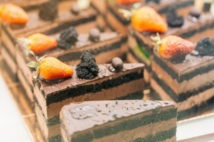美味多层巧克力草莓蛋糕