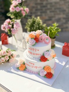 浪漫花卉装饰双层蛋糕