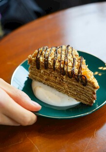 手拿美味千层蛋糕切片