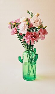 绿瓶中的缤纷粉色花卉