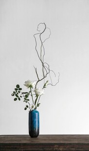 简约蓝瓶插花