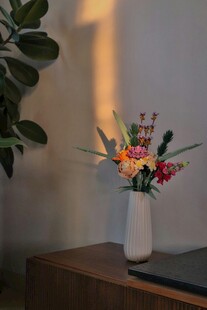 花瓶中的多彩鲜花