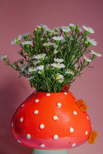 波点花瓶插满小白花