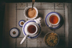 中式茶具与茶饮展示