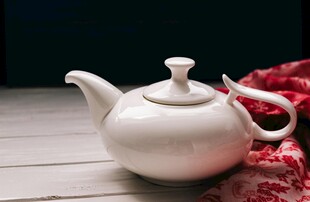 素雅白瓷茶壶