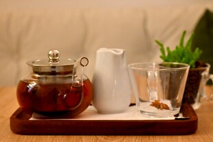 精致茶具与绿植组合摆件