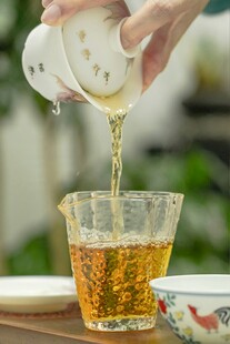 手倾壶倒茶入玻璃杯