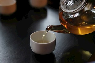 茶壶倾茶