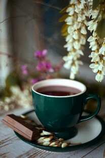 热茶伴点心与花