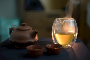 古朴茶具与杯中热茶