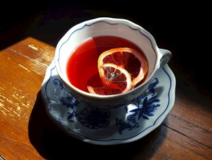 青花瓷杯中的热茶