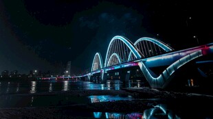 璀璨夜景下的绚丽桥梁