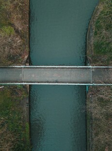 俯瞰河道上的一座桥梁