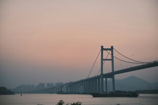 黄昏下的跨海大桥美景