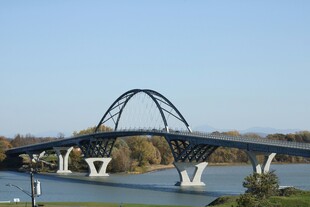 现代拱形桥梁横跨水面