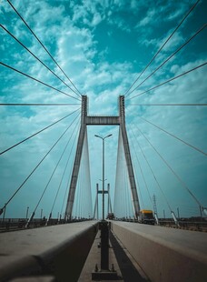 壮观大桥横跨天际
