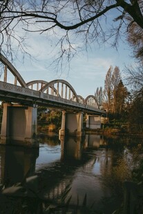 河畔桥梁风景