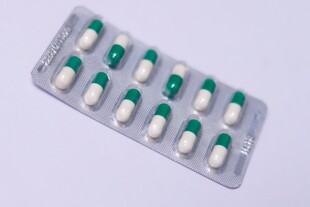 绿色胶囊药品包装特写