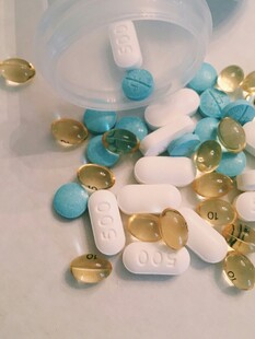 多彩药片散落场景