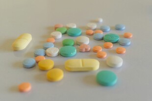 多彩药片散落