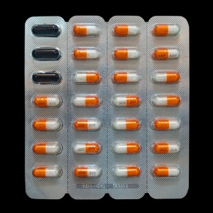 药盒中的橙色胶囊药品