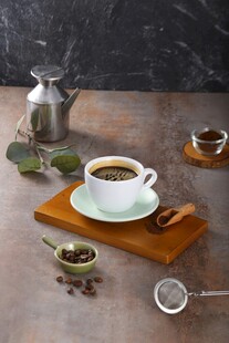 精致咖啡茶具与香醇咖啡
