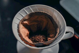 手冲咖啡滤杯中咖啡粉特写