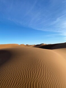 广袤沙漠蓝天壮丽景观