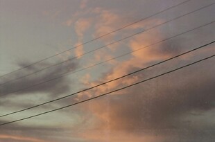 夕阳下的电线与绚烂云彩