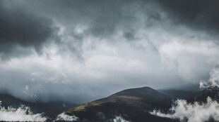 云雾缭绕的山峦美景