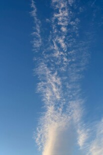 蓝天中的条状云彩景观