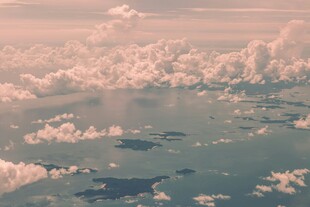 高空俯瞰云海与岛屿