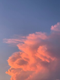 绚丽晚霞中的梦幻云朵