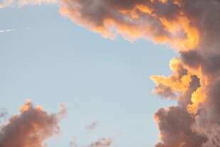 绚丽晚霞中的梦幻云朵