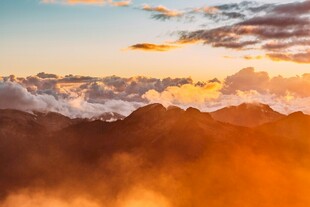壮丽云海中的山峦美景