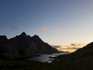 日落时分的壮美山水景色