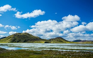 草原湖泊蓝天白云美景