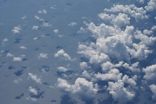 高空视角下的蓬松云朵