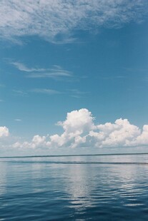 蓝天碧水间的宁静湖面