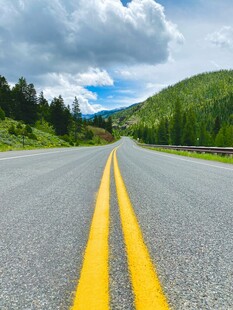 公路伸向远方