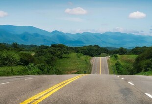 宽阔公路伸向青山绿野