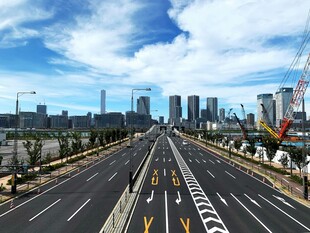宽阔城市道路与远处高楼