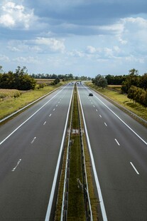 宽阔公路伸向远方