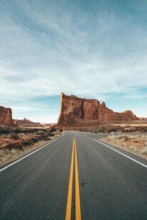 荒漠公路延伸向远方
