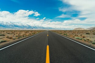 旷野中的延伸公路